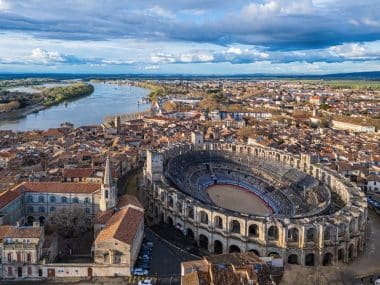 Blick auf Arles mit dem beeindruckenden Amphittheater