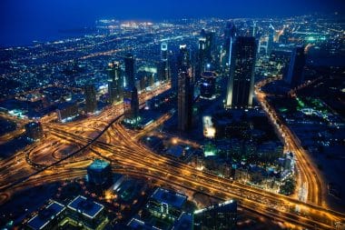 Blick von oben auf die Skyline von Dubai bei Nacht