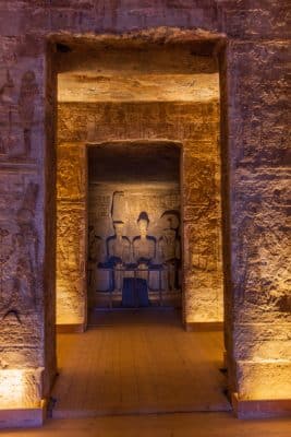 Schöne Schnitzereien und Statuen im Abu Simbel Tempel