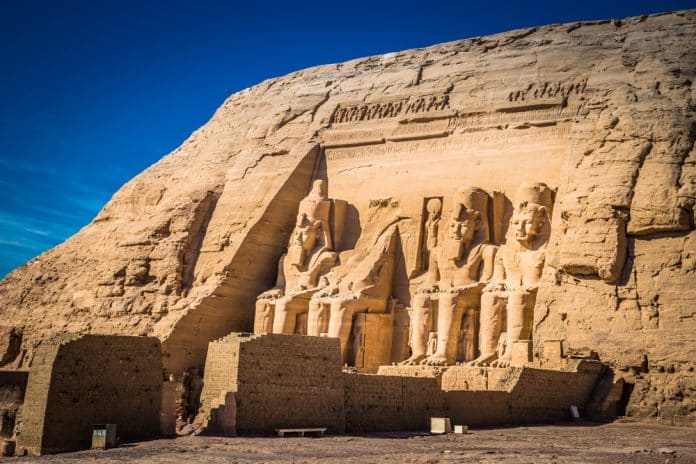 Blick auf den Eingang des Tempels Abu Simbel