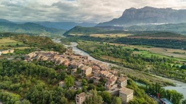 Luftaufnahme der Altstadt von Ainsa, am Fuße der Pyrenäen in Huesca