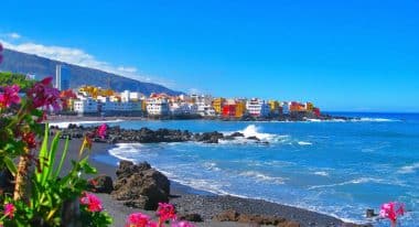 Der berühmte Strand Playa Jardin mit schwarzem Sand in Puerto de la Cruz, Teneriffa, Spanien
