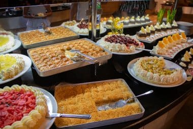 Typisch türkische köstliche Desserts Baklava und Kuchen mit Früchten
