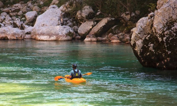 Person in Kajak auf dem Fluss Isonzo