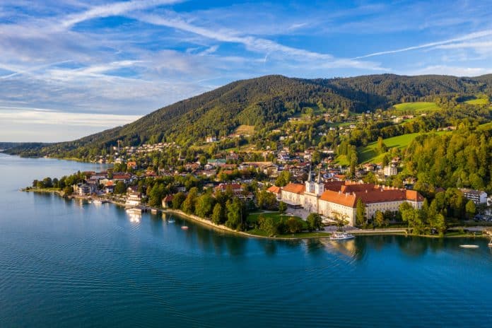 Blick auf die Stadt Tegernsee am gleichnamigen See