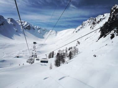 Skilift in Liechtensztein vor verschneiter Kulisse