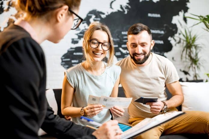 Paar bei der Beratung in einem Reisebüro