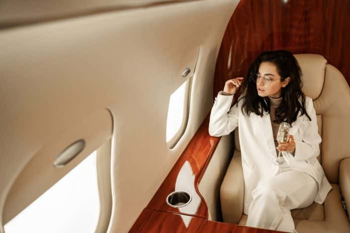 Frau sitzt entspannt im Privatjet