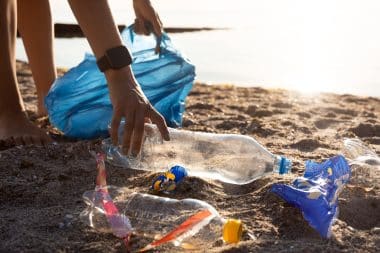Strandreinigung, Plastikflaschen werden aufgehoben
