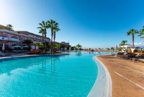 Pool mit sonniger Kulisse im Hintergrund