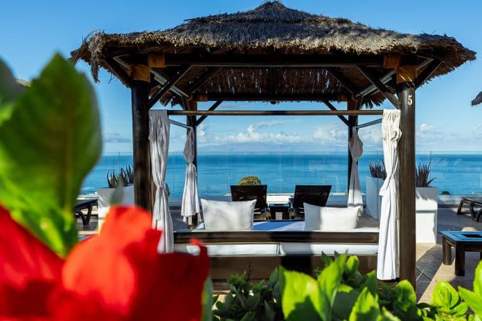 balibeds-6a328e88b1c2e688261477 Liegen am Pool mit Blick auf das Meer in Teneriffa