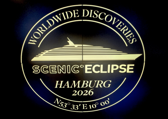 Auf dem runden Logo der „Scenic Eclipse“ steht: WORLDWIDE DISCOVERIES SCENIC ECLIPSE HAMBURG 2026 N53° 33 E10° 00. In der Mitte ist die Silhouette eines Schiffes abgebildet.