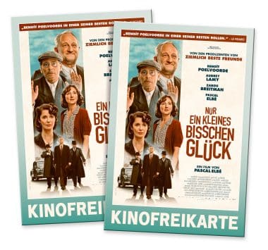 Zwei deutsche Kinokarten für „Nur ein kleines bisschen Glück“, auf denen vier Erwachsene und ein Junge zu sehen sind, die alle Vintage-Kleidung tragen, sowie ein kleines, altmodisches Auto am unteren Rand des Plakats.