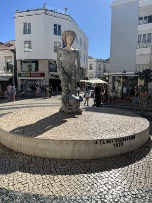 Eine Steinstatue von König Sebastian auf einem öffentlichen Platz, auf deren Sockel die Inschrift A EL-REI D. SEBASTIAO 1973 zu lesen ist.